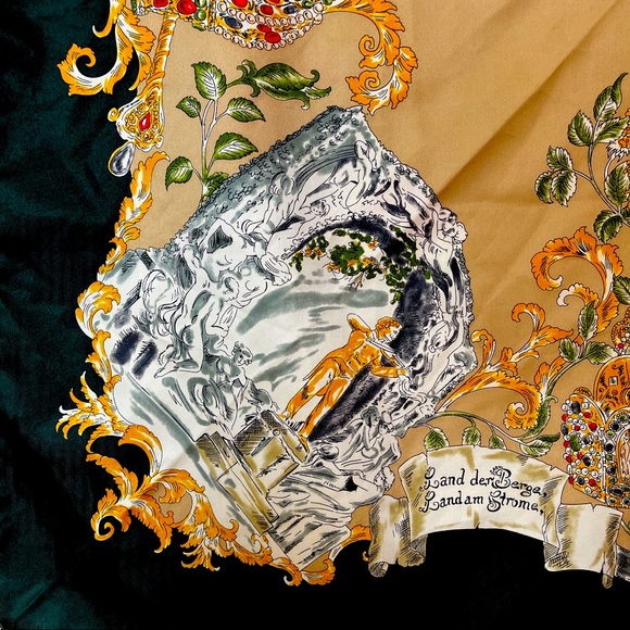 Beautiful printed Scarf with Vienna icons ❤️ - Picture 2 of 3